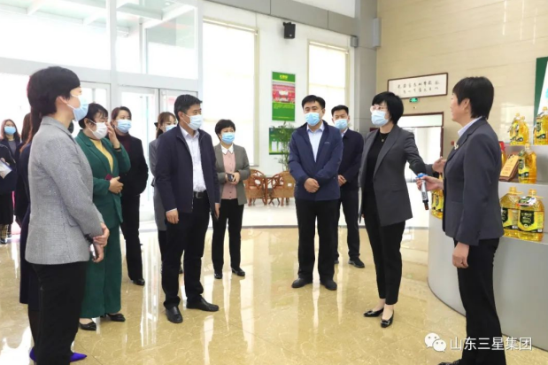 濱州市女企業(yè)家創(chuàng  )業(yè)創(chuàng  )新協(xié)會(huì )主會(huì )場(chǎng)參會(huì )人員來(lái)山東三星集團觀(guān)摩交流