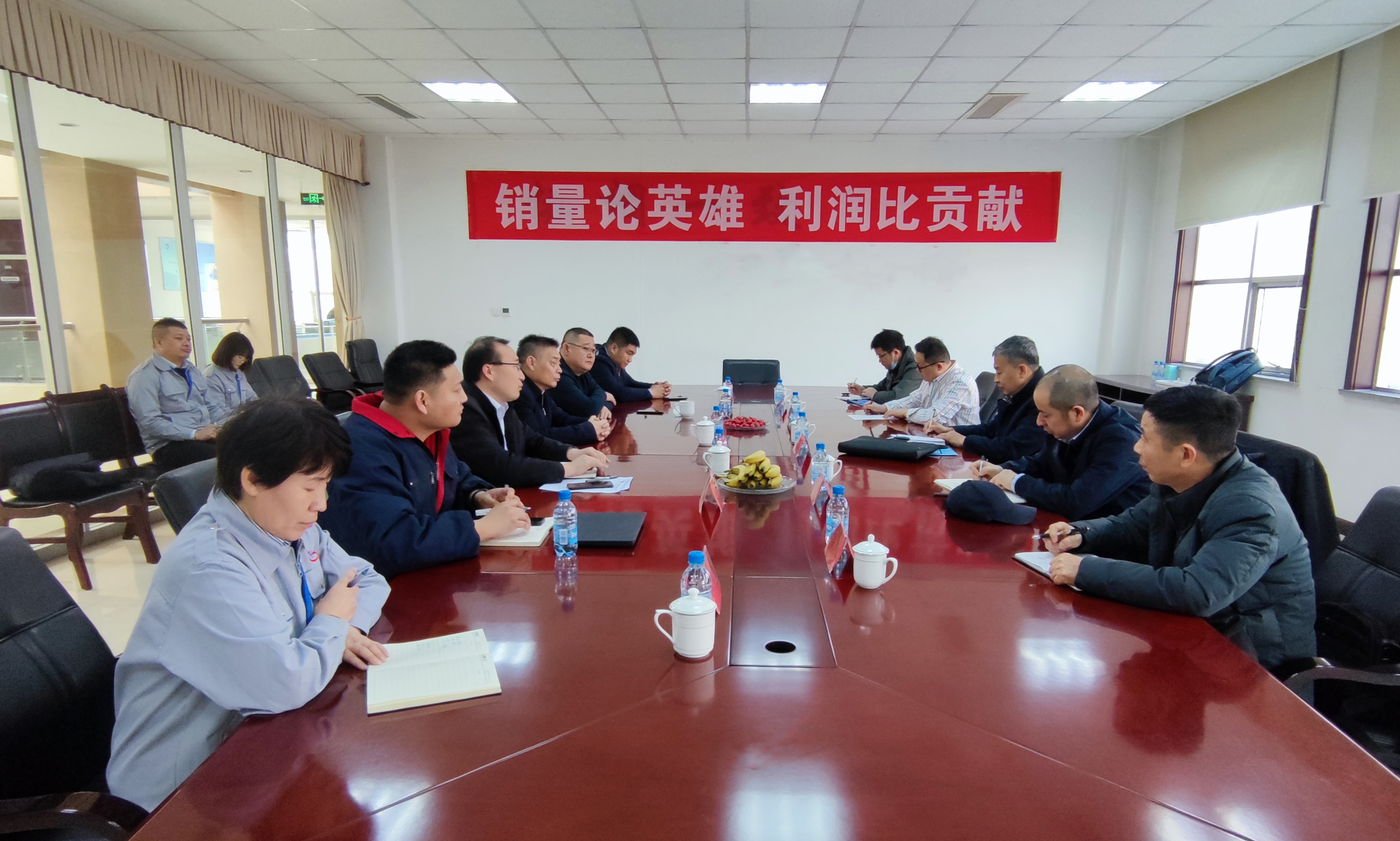 中國有色金屬加工工業(yè)協(xié)會(huì )秘書(shū)長(cháng)靳海明一行來(lái)裕航合金公司參觀(guān)座談