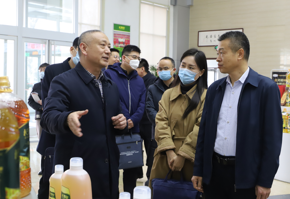 濱州市委政策研究室調研組來(lái)山東三星集團調研