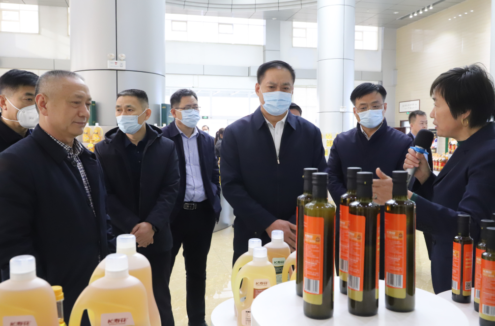 濱州市副市長(cháng)、市公安局局長(cháng)郝建來(lái)山東三星集團督導食品安全“兩個(gè)責任”工作機制落實(shí)情況