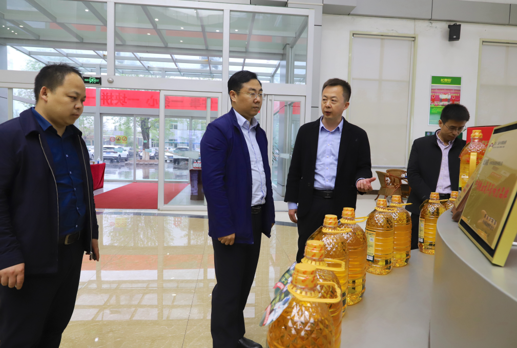 濱州市工業(yè)和信息化局副局長(cháng)雷燦來(lái)山東三星集團調研