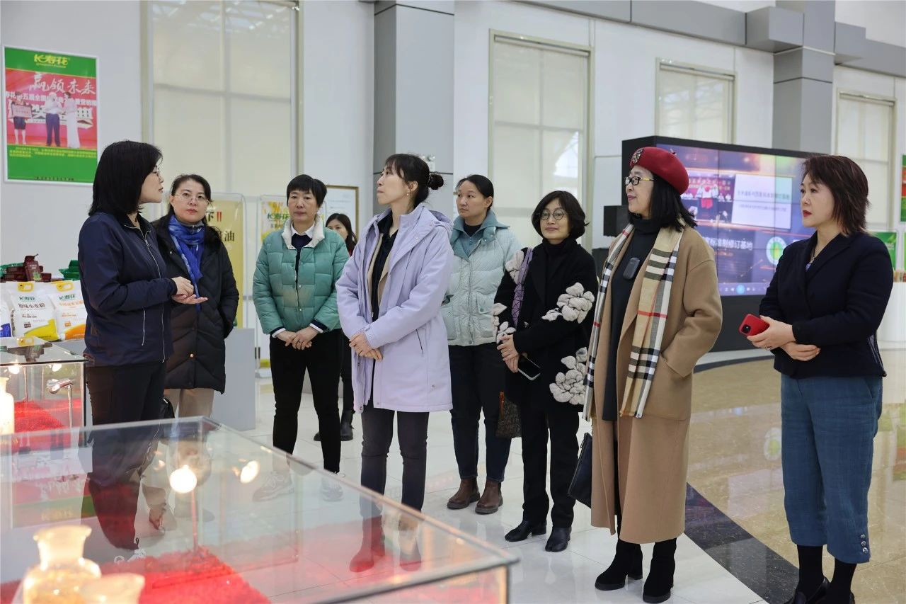 省女企業(yè)家協(xié)會(huì )來(lái)山東三星集團調研