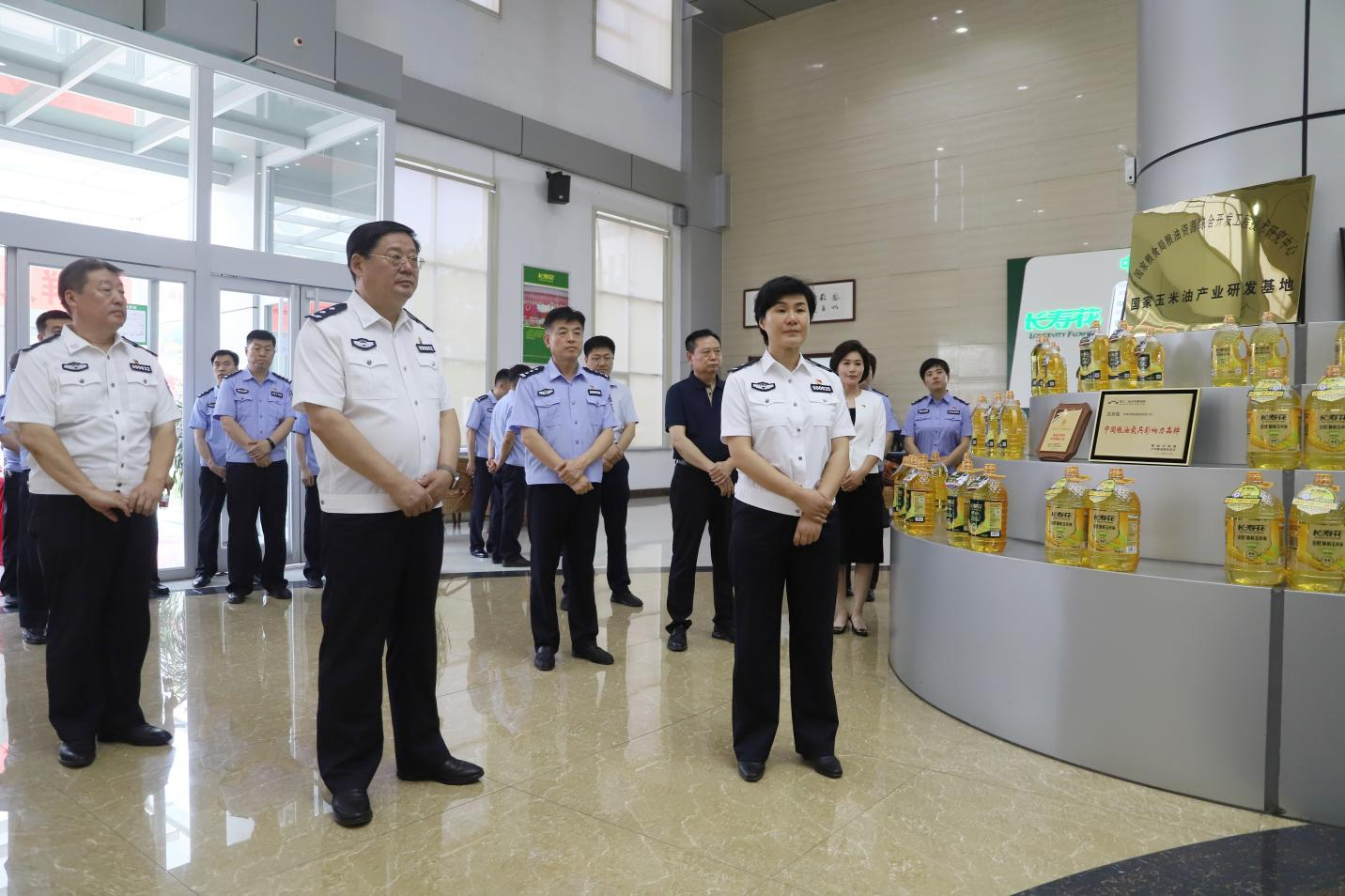 全市公安機關(guān)防范打擊民營(yíng)企業(yè)內部人員職務(wù)犯罪“礪劍?護航2024”專(zhuān)項行動(dòng)暨經(jīng)偵重點(diǎn)工作推進(jìn)會(huì )與會(huì )人員來(lái)山東三星集團觀(guān)摩