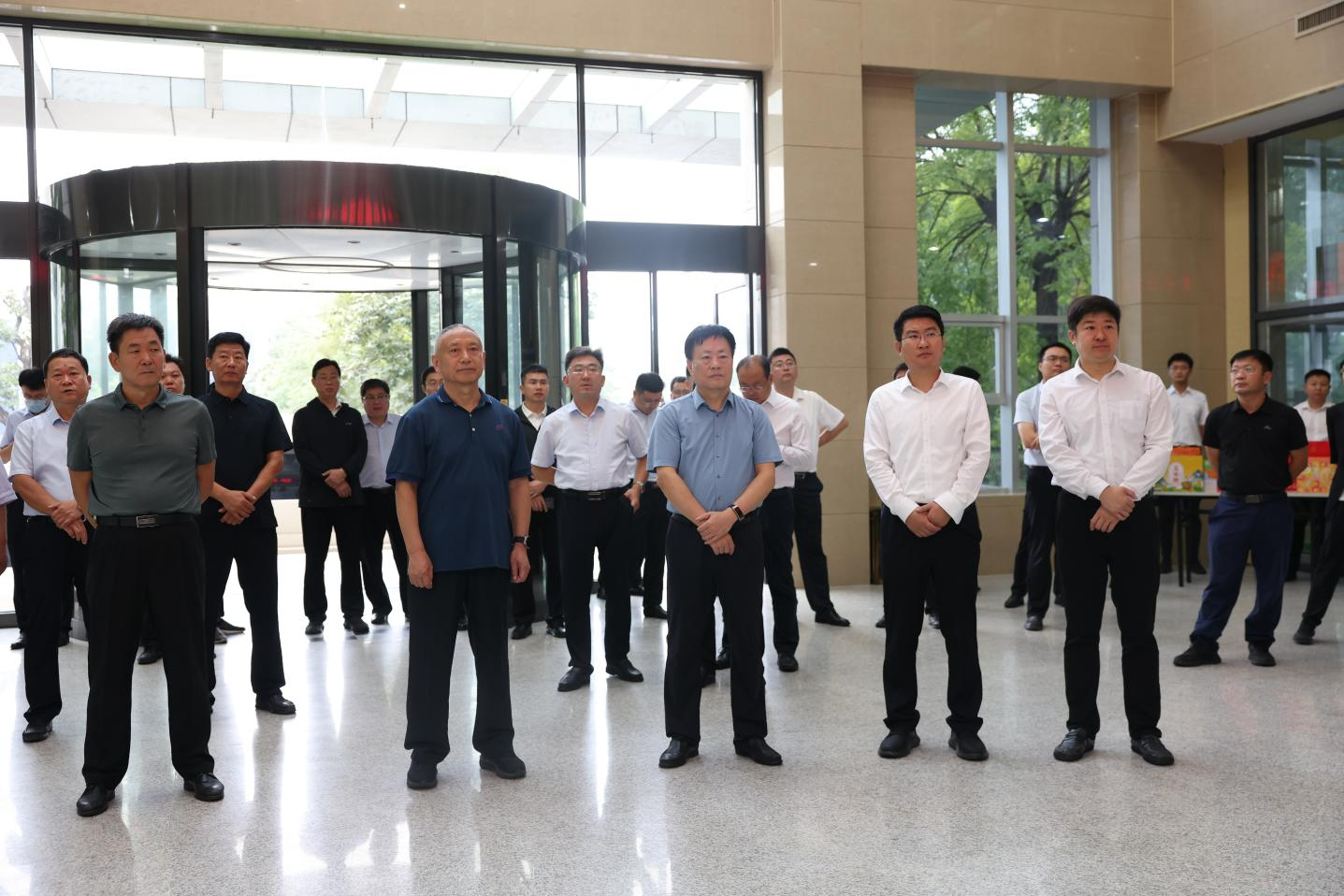 全市重大項目現場(chǎng)推進(jìn)會(huì )與會(huì )領(lǐng)導來(lái)山東三星集團觀(guān)摩