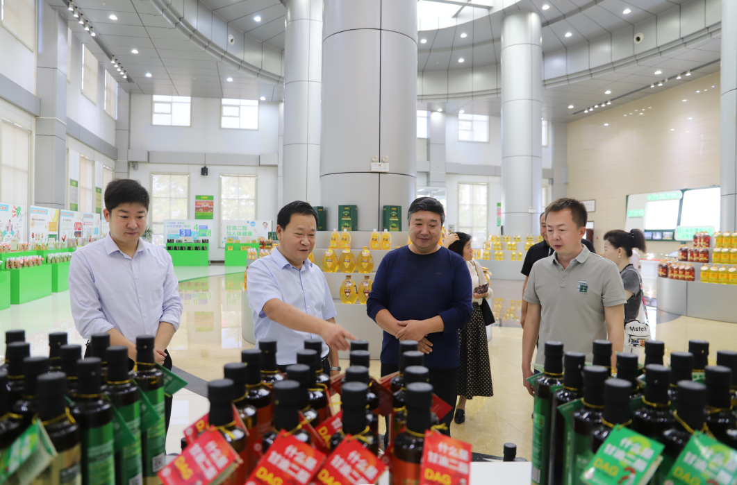 內蒙古扎蘭屯市人大常委會(huì )考察組來(lái)山東三星集團考察