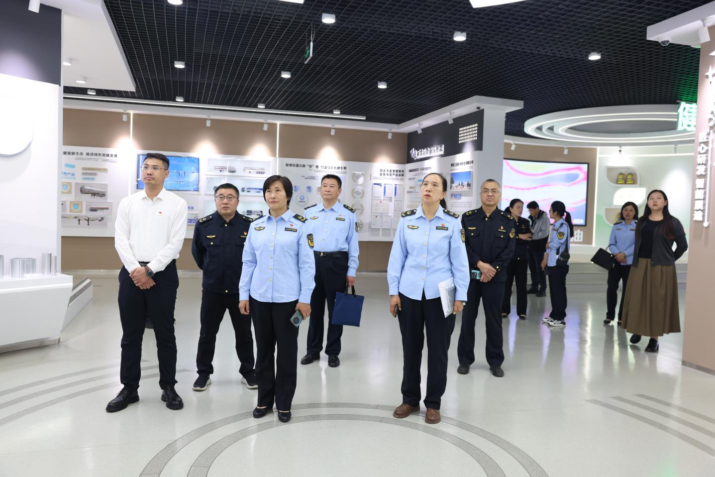 鄒平市市場(chǎng)監督管理局第二黨支部與韓店市場(chǎng)監管所黨支部聯(lián)合主題黨日活動(dòng)走進(jìn)山東三星集團