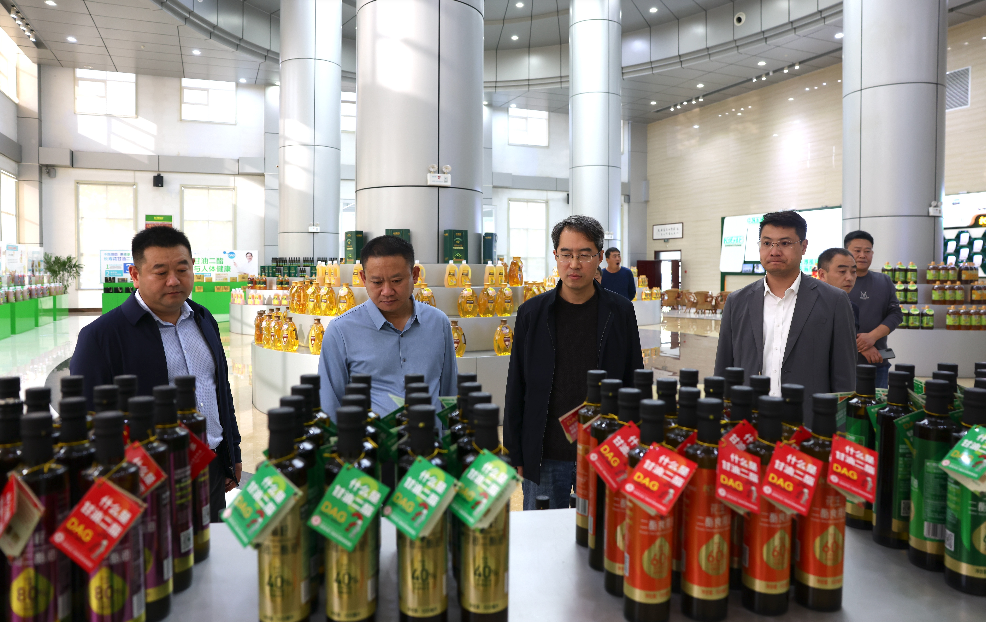 河南省舞鋼市糧食儲備中心考察組來(lái)山東三星集團考察