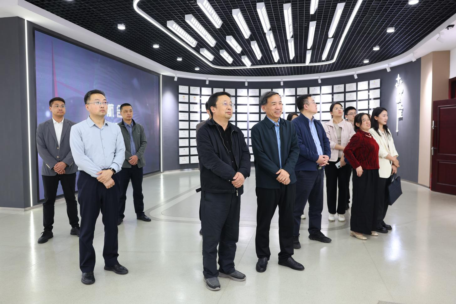 威海市科技局副局長(cháng)姜新一行來(lái)山東三星集團調研
