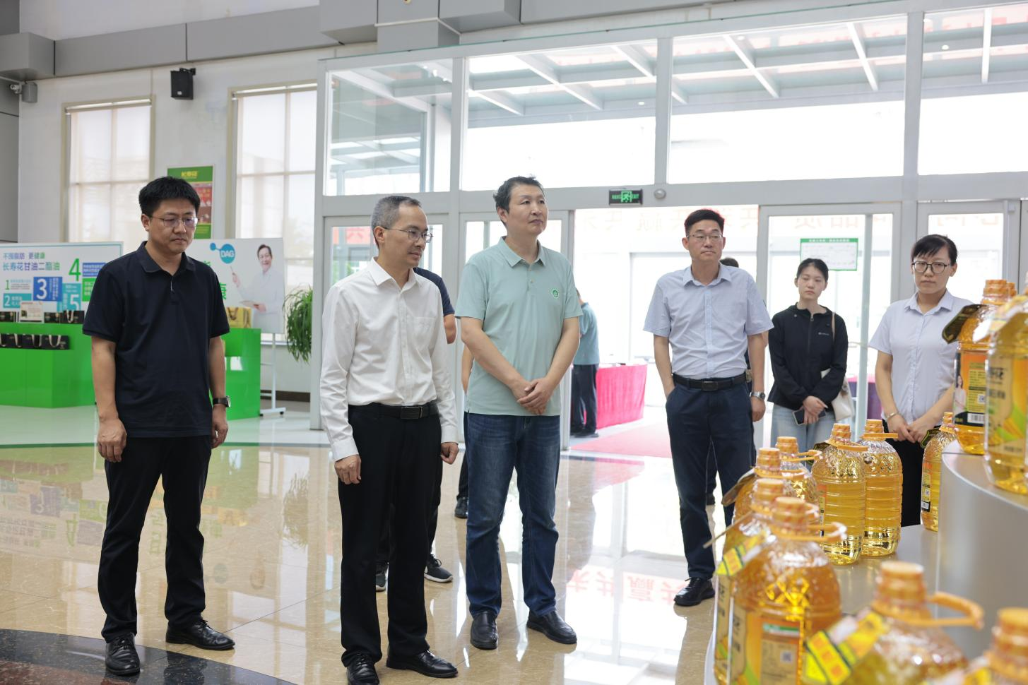山東農業(yè)大學(xué)食品科學(xué)與工程學(xué)院院長(cháng)李大鵬一行來(lái)山東三星集團參觀(guān)調研