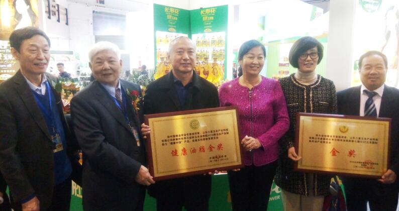 長(cháng)壽花金胚玉米油、稻米油雙雙榮獲糧油行業(yè)品質(zhì)金獎