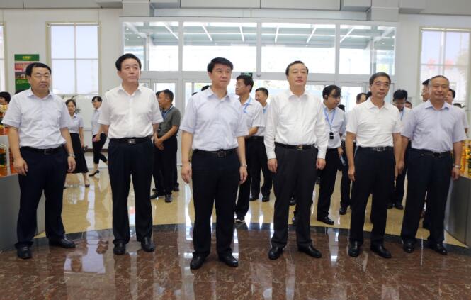 全國加快推進(jìn)糧食產(chǎn)業(yè)經(jīng)濟發(fā)展現場(chǎng)經(jīng)驗交流會(huì )與會(huì )人員來(lái)三星集團參觀(guān)考察