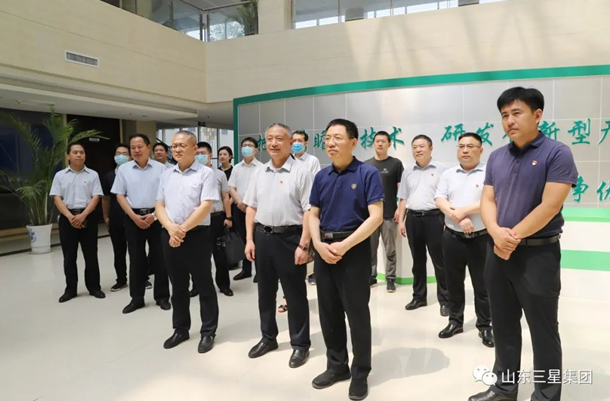 省民營(yíng)企業(yè)高質(zhì)量發(fā)展服務(wù)隊到山東三星集團參觀(guān)并開(kāi)展贈書(shū)送學(xué)活動(dòng)