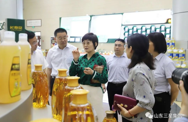 中國糧油學(xué)會(huì )副秘書(shū)長(cháng)于衍霞一行來(lái)山東三星集團參觀(guān)調研
